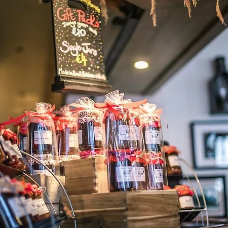 מלון Mc Kevitts Village 2*