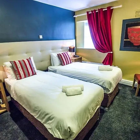 מלון Mc Kevitts Village 2*