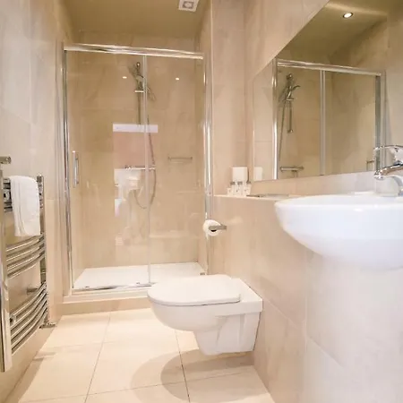 מלון Mc Kevitts Village 2*